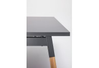 Biurko z drewnianymi nogami Ogi W, biurka nowoczesne Ogi W, czarne biurka
