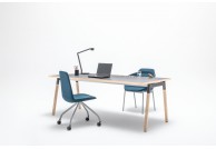 Biurko z drewnianymi nogami Ogi W, biurka nowoczesne Ogi W, czarne biurka