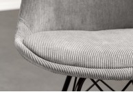 szare krzesła ze sztruksu cord, krzesła tapicerowane sztruksem Cord, krzesła