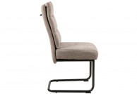 Krzesło Berry Brego, krzesła berry brego, krzesła tapicerowane do salonu, krzesła na płozach
