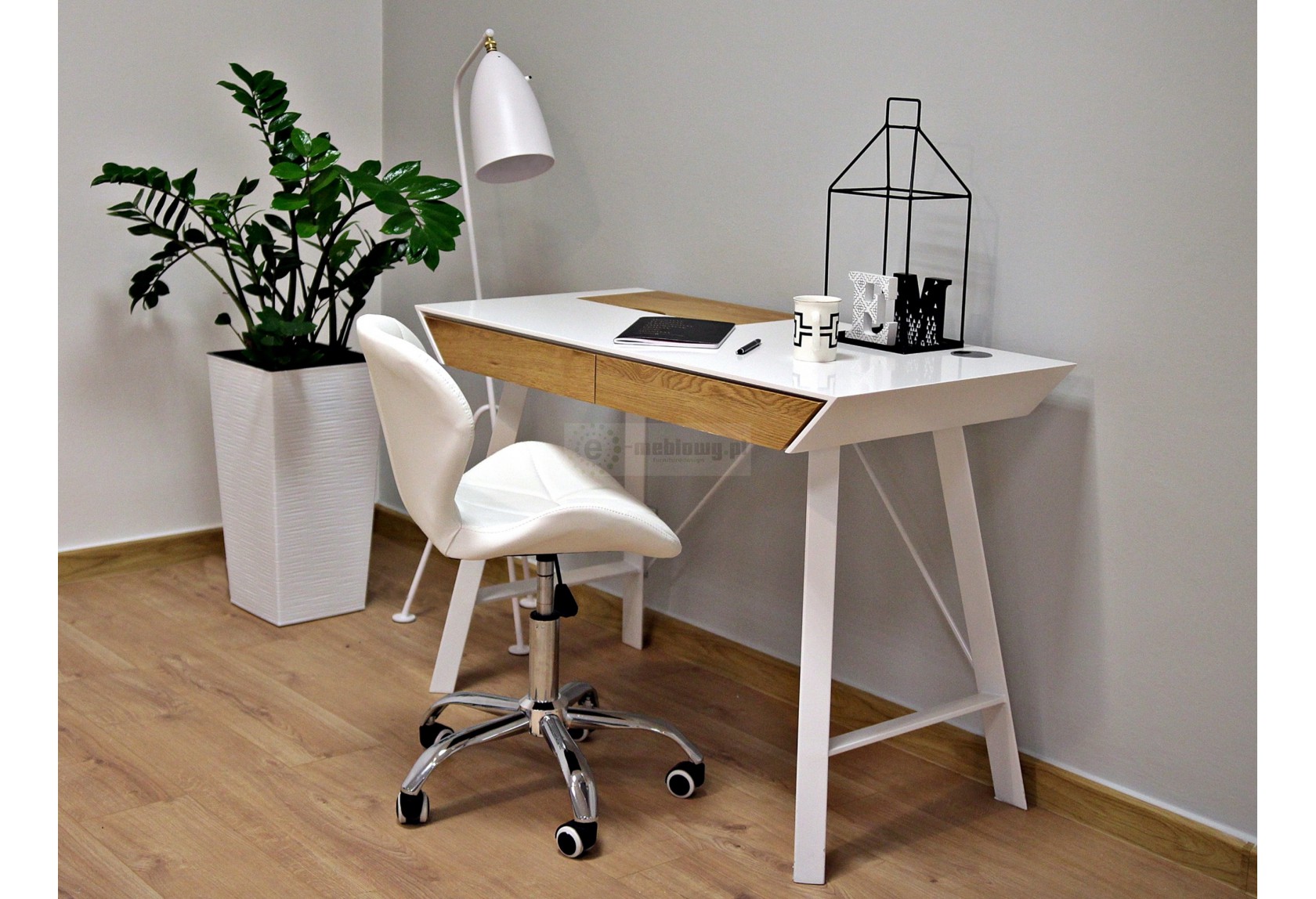 Письменный стол в офис белый