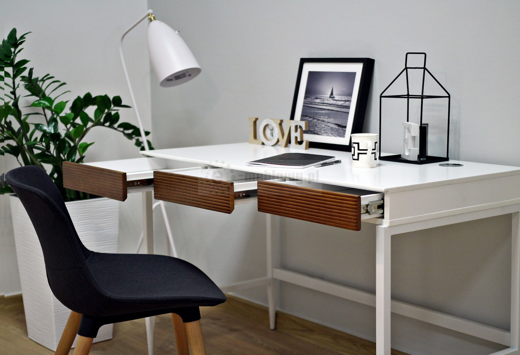 nowoczesne-biurko-z-szufladami-biurka-meble-biurowe-modne-biurka